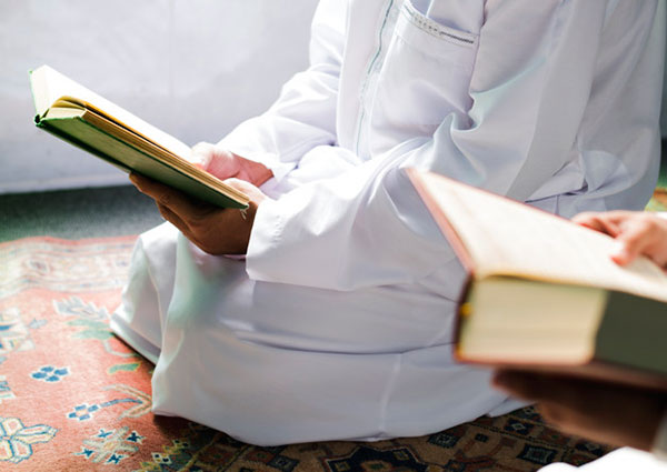 muslim-men-reading-quran